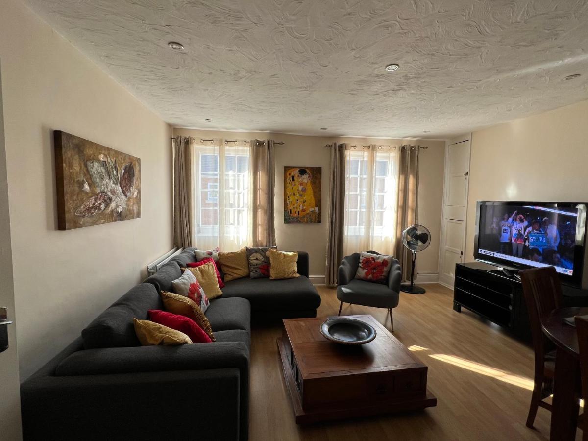 Stay In Yeovil Town Centre, Large 2 Bd Apt With Parking, Sleeps 4 Экстерьер фото