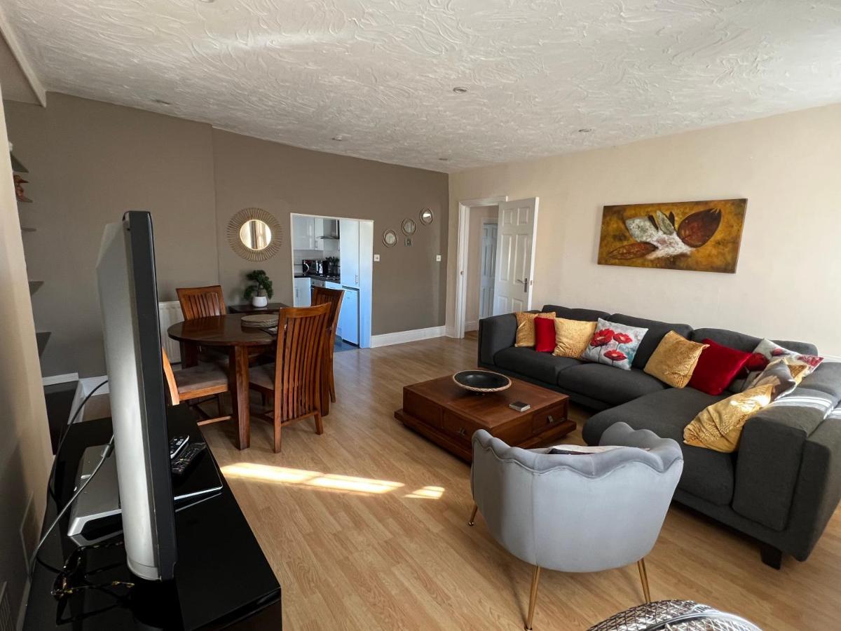 Stay In Yeovil Town Centre, Large 2 Bd Apt With Parking, Sleeps 4 Экстерьер фото