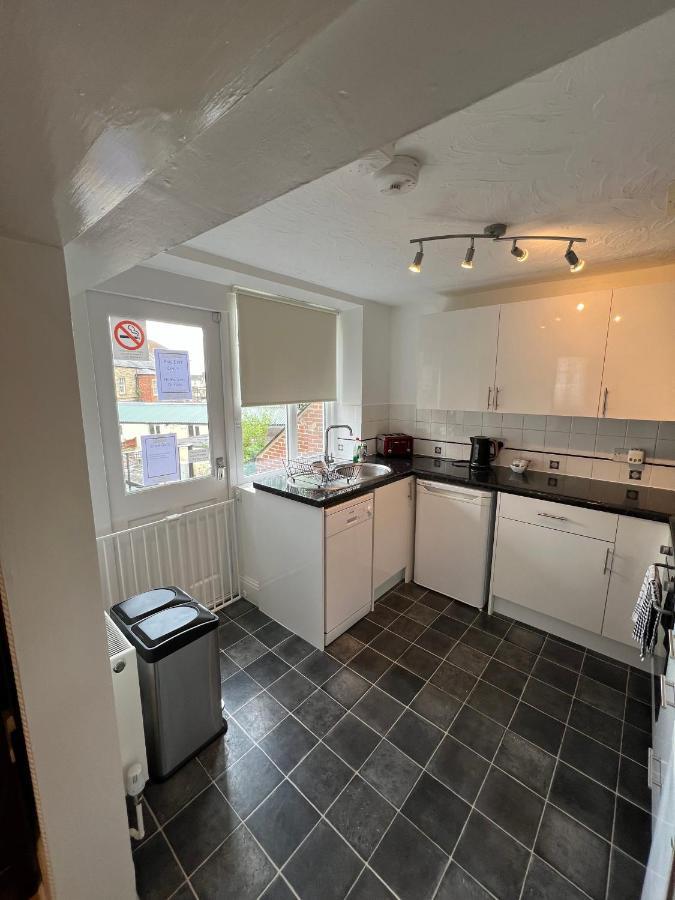 Stay In Yeovil Town Centre, Large 2 Bd Apt With Parking, Sleeps 4 Экстерьер фото